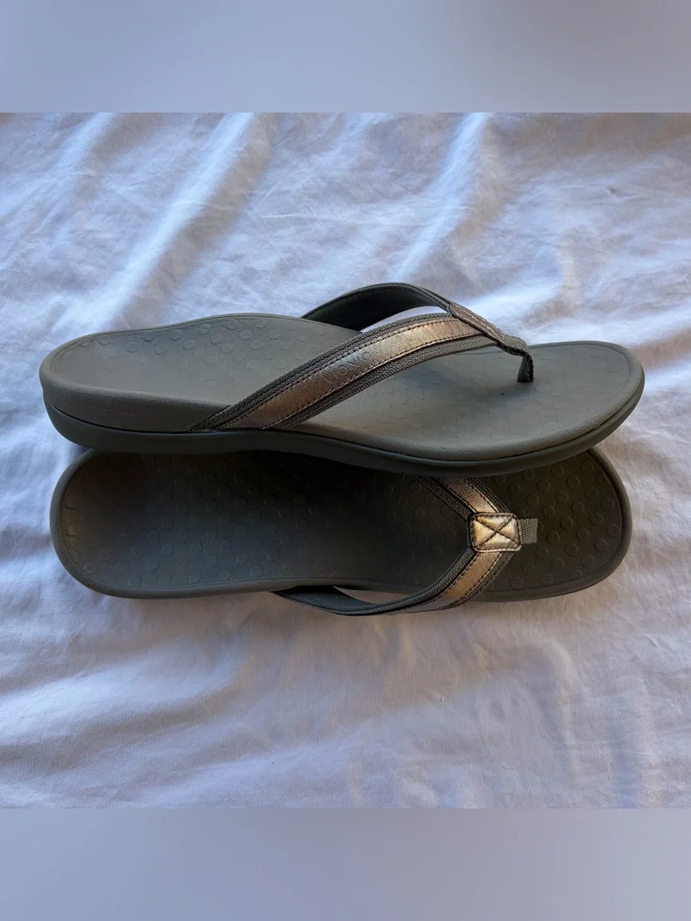 Vionic Men’s Metallic Pewter Flip Flop Sandals Like New! Sz 12